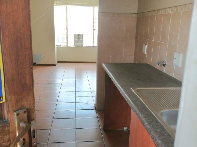 Modern 2-Bedroom Flat with Spacious Living Area - Photo 3