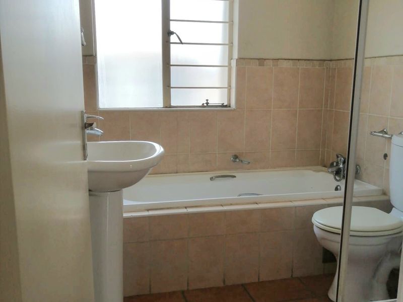 Modern 2-Bedroom Flat with Spacious Living Area - Photo 9