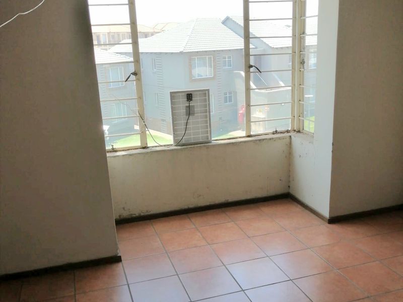 Modern 2-Bedroom Flat with Spacious Living Area - Photo 8