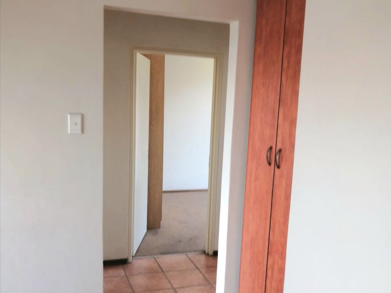 Modern 2-Bedroom Flat with Spacious Living Area - Photo 6