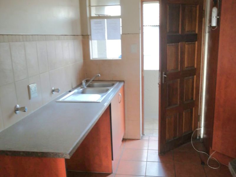 Modern 2-Bedroom Flat with Spacious Living Area - Photo 4