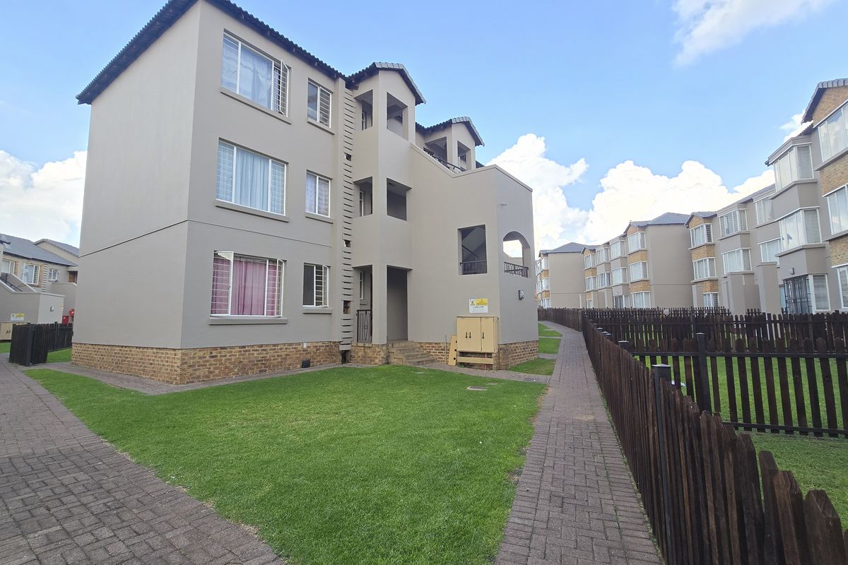Modern 2-Bedroom Flat with Spacious Living Area - Photo 2