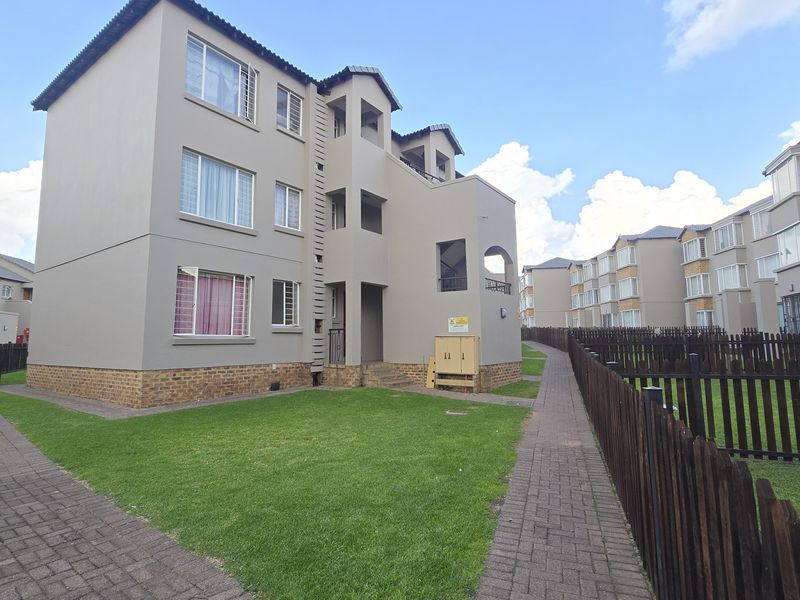 Modern 2-Bedroom Flat with Spacious Living Area - Photo 2