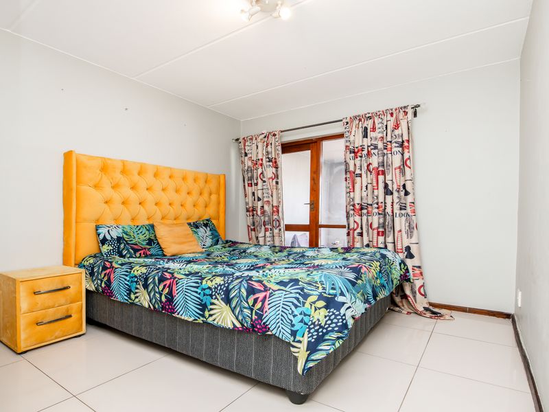 A Beautiful  First Floor Apartment in Secure Protea Estates Complex. - Photo 3