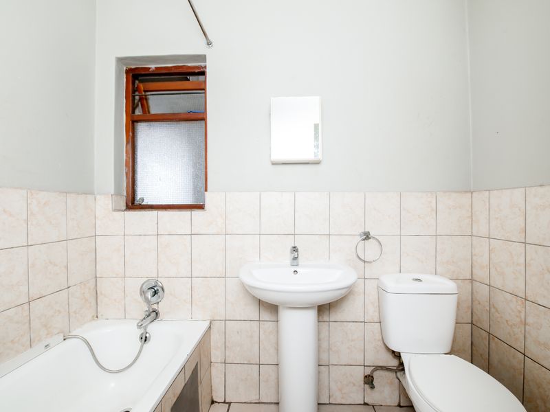 A Beautiful  First Floor Apartment in Secure Protea Estates Complex. - Photo 2