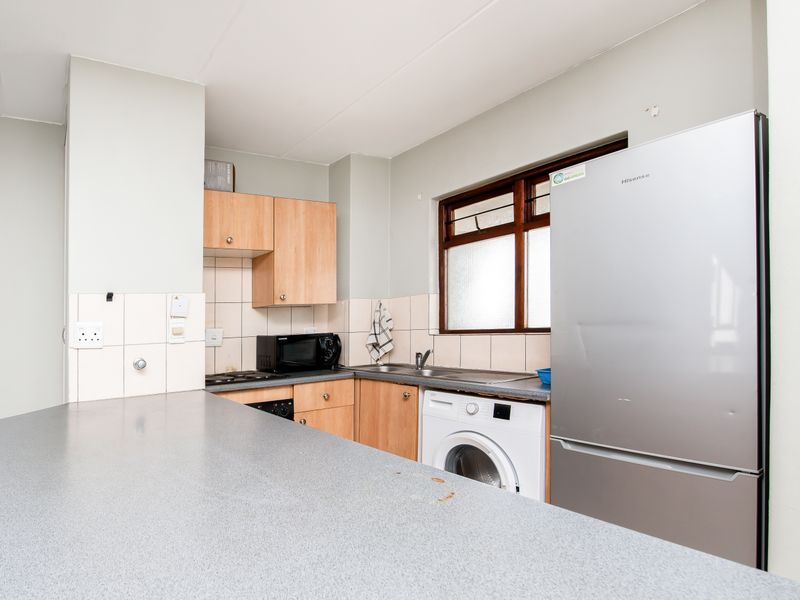 A Beautiful  First Floor Apartment in Secure Protea Estates Complex. - Photo 5