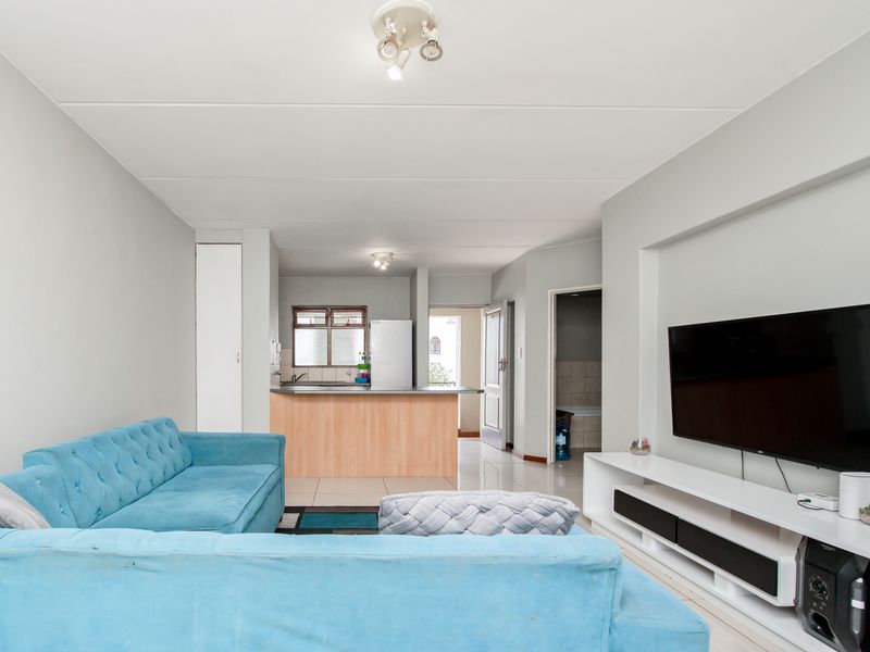 A Beautiful  First Floor Apartment in Secure Protea Estates Complex. - Photo 9