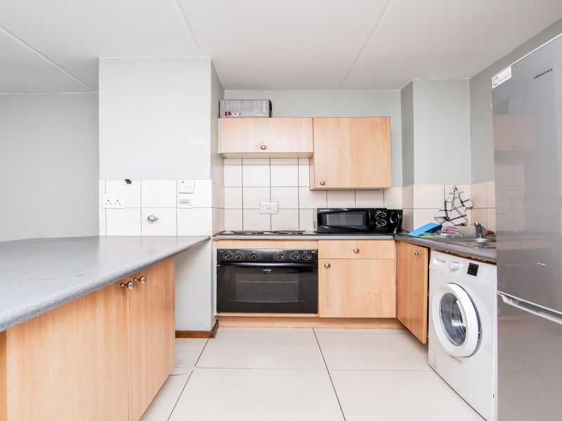 A Beautiful  First Floor Apartment in Secure Protea Estates Complex. - Photo 4