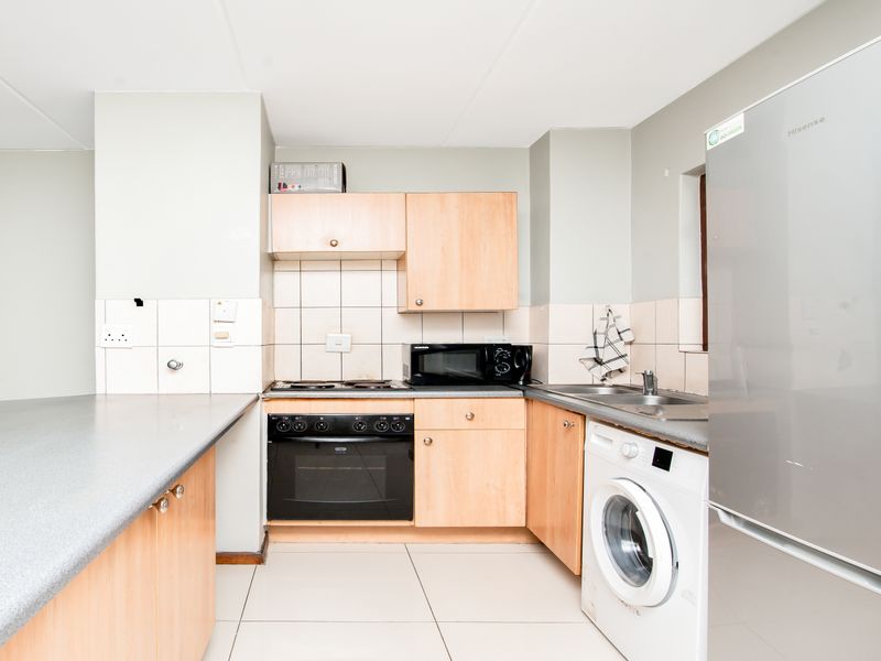 A Beautiful  First Floor Apartment in Secure Protea Estates Complex. - Photo 6