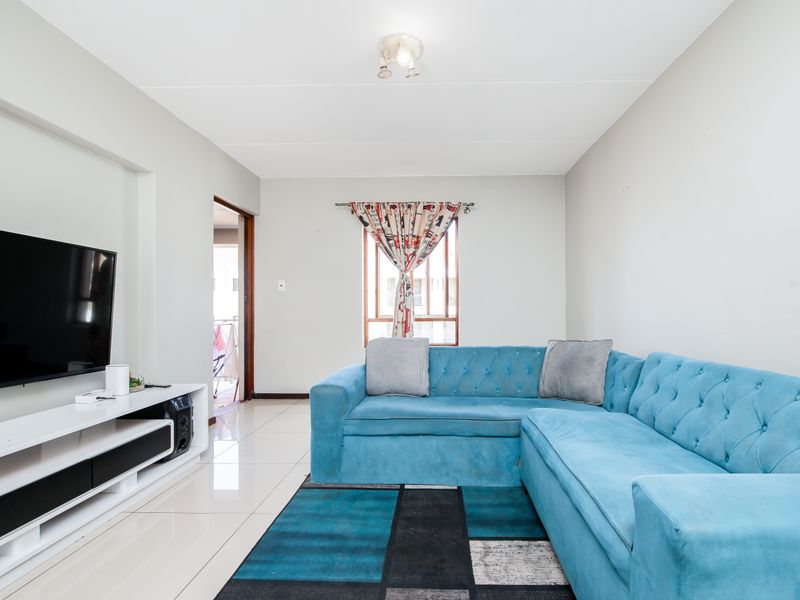 A Beautiful  First Floor Apartment in Secure Protea Estates Complex. - Photo 8