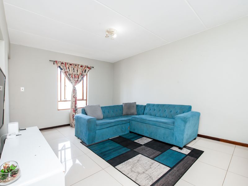 A Beautiful  First Floor Apartment in Secure Protea Estates Complex. - Photo 7