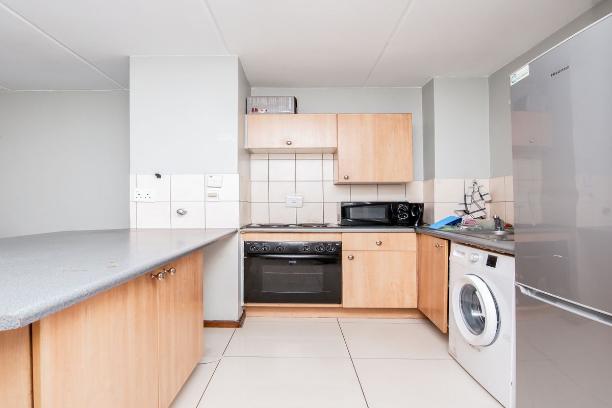 A Beautiful  First Floor Apartment in Secure Protea Estates Complex. - Photo 4