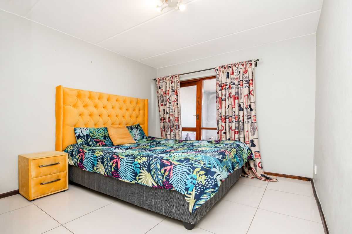 A Beautiful  First Floor Apartment in Secure Protea Estates Complex. - Photo 3