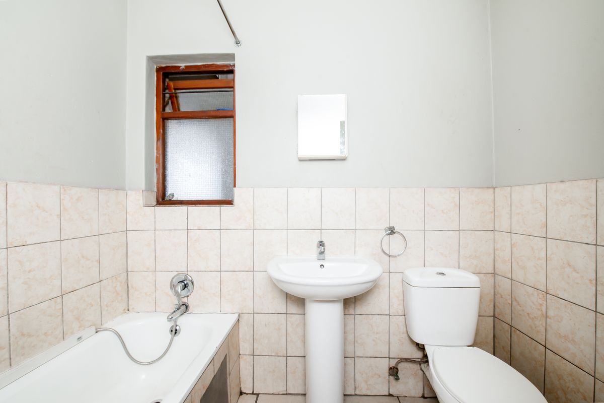 A Beautiful  First Floor Apartment in Secure Protea Estates Complex. - Photo 2