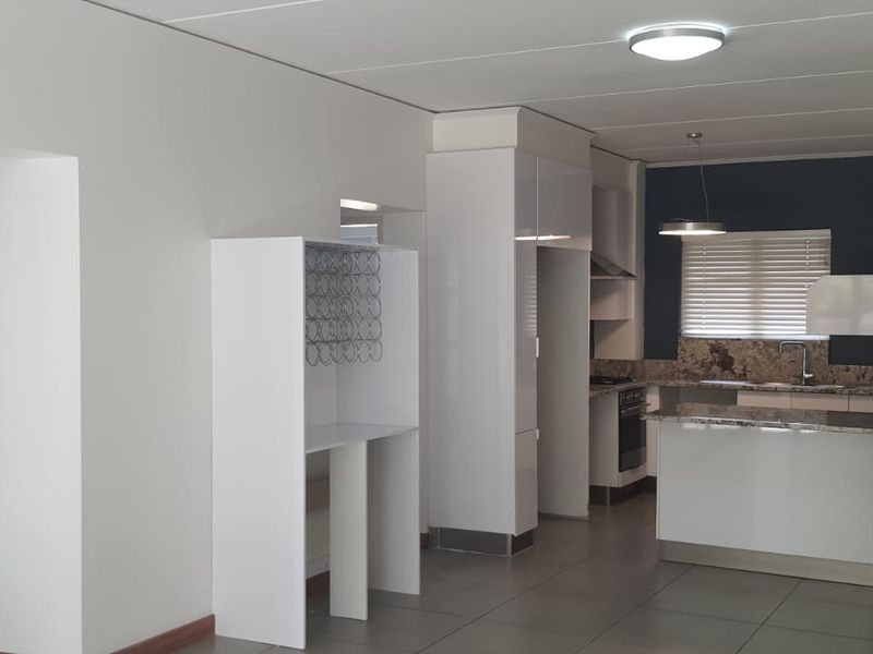 2 Bed 2 Bath Modern Garden Apartment in Bryanston Call Me Al But Call Me - Photo 5