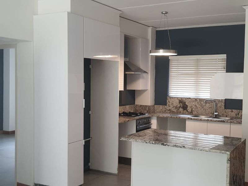 2 Bed 2 Bath Modern Garden Apartment in Bryanston Call Me Al But Call Me - Photo 3