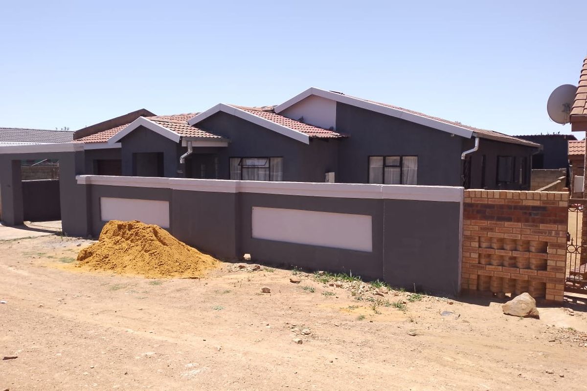 Charming Family Home in Evaton North – 3 Bedrooms + Backroom - Photo 4