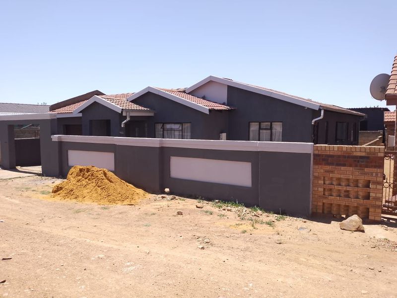 Charming Family Home in Evaton North – 3 Bedrooms + Backroom - Photo 4