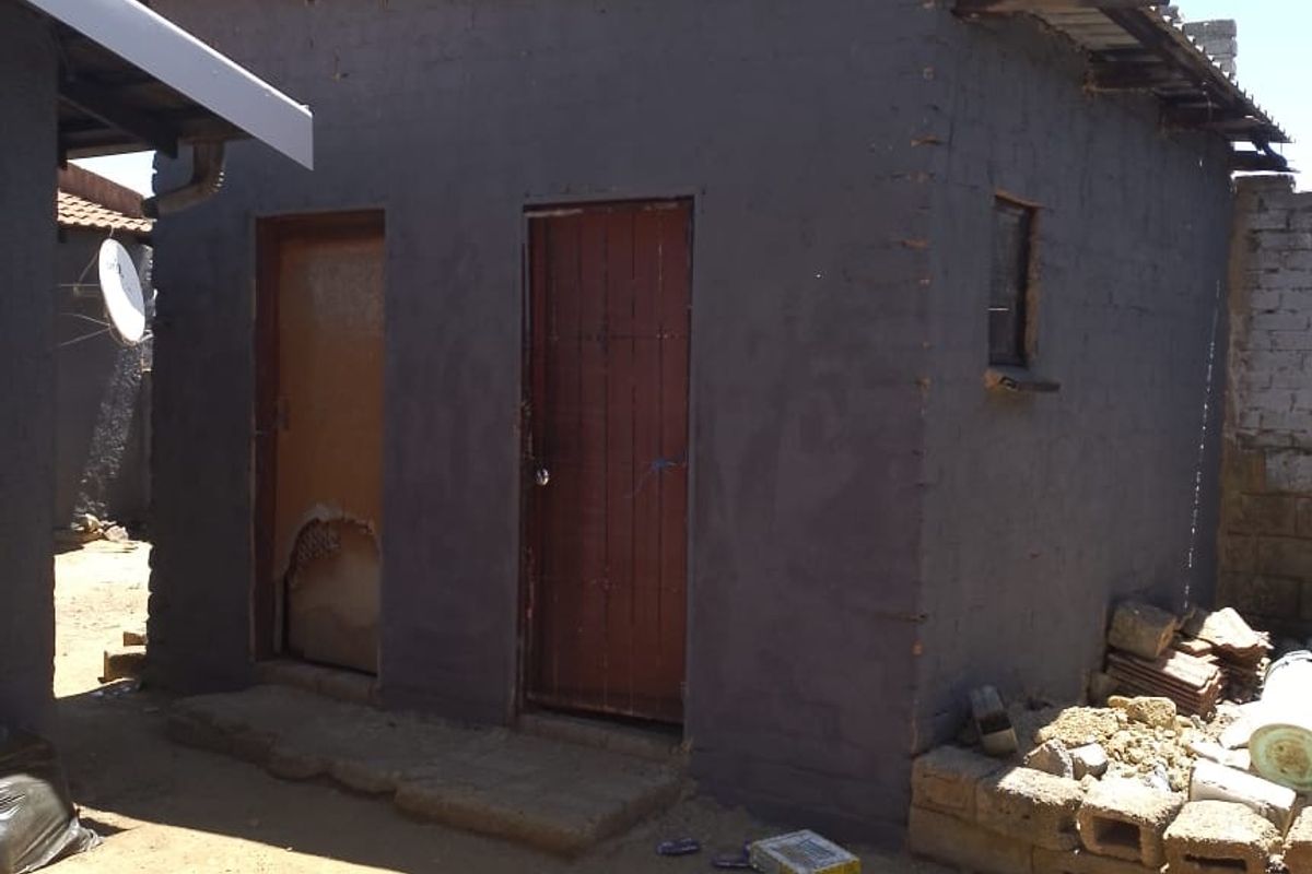 Charming Family Home in Evaton North – 3 Bedrooms + Backroom - Photo 3