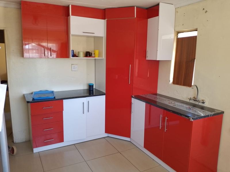 Charming Family Home in Evaton North – 3 Bedrooms + Backroom - Photo 9