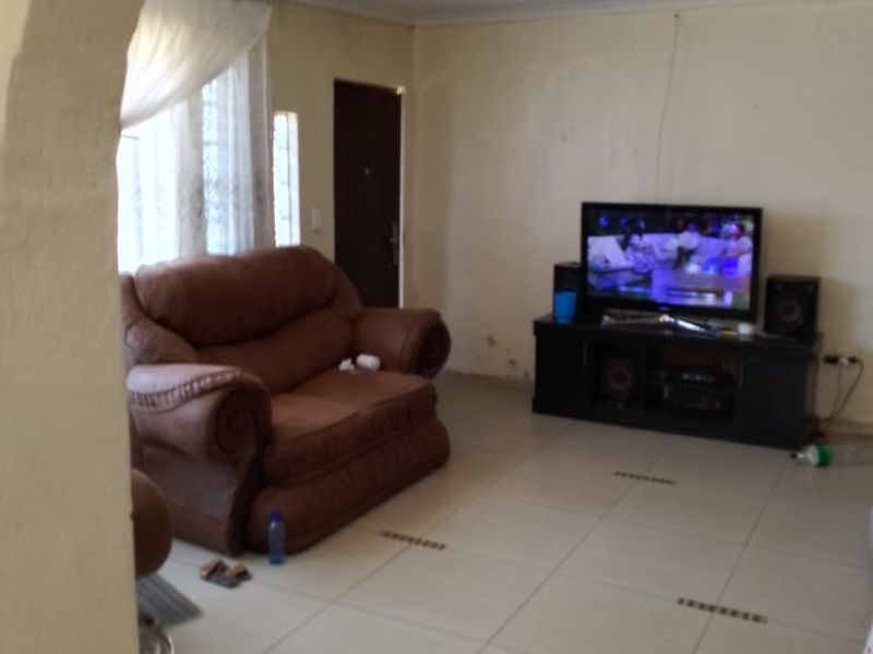 Charming Family Home in Evaton North – 3 Bedrooms + Backroom - Photo 6