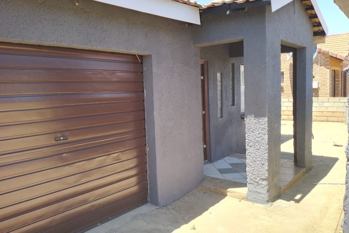 Charming Family Home in Evaton North – 3 Bedrooms + Backroom - Photo 2