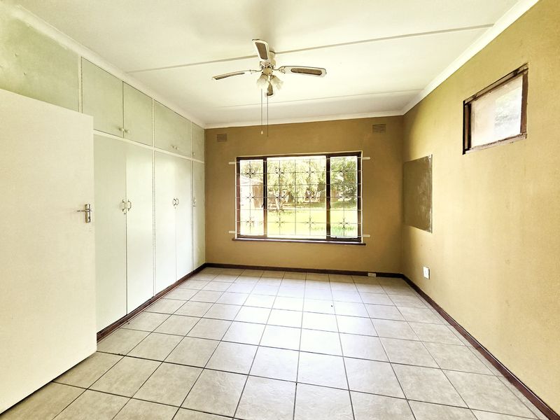 Wonderful Potential!! - Photo 5