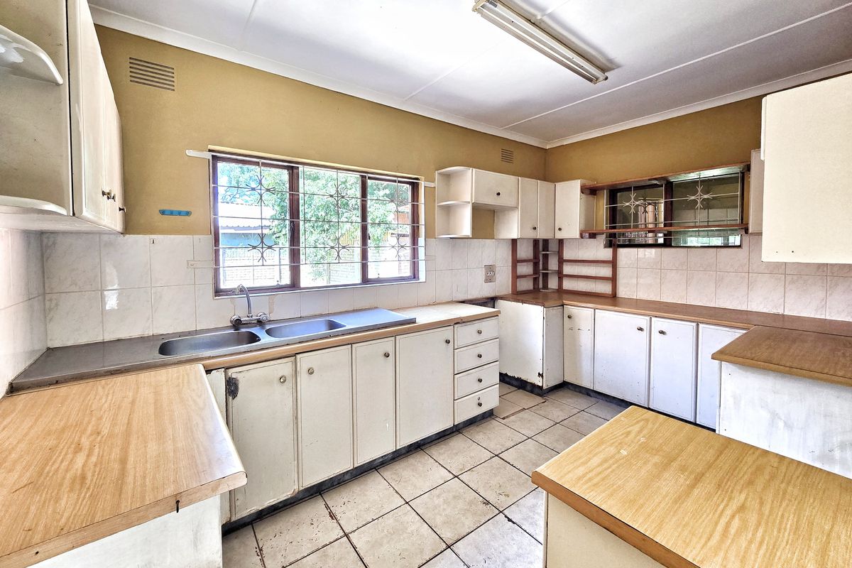 Wonderful Potential!! - Photo 4