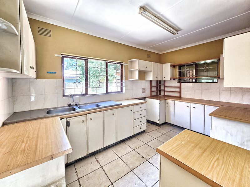 Wonderful Potential!! - Photo 4