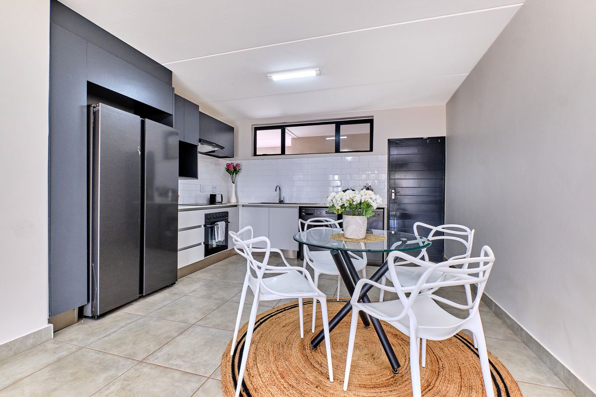 Brand New! Upmarket three bedroom apartments - Photo 5