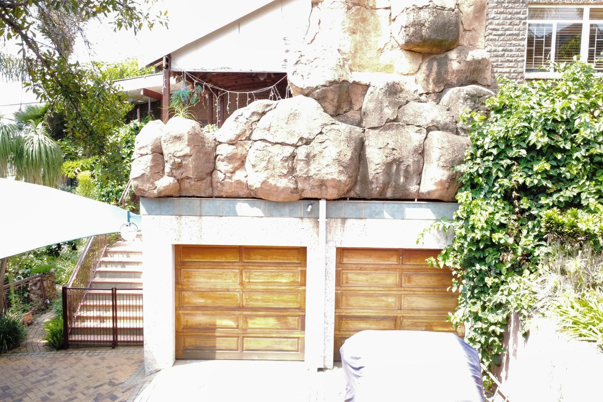 Spacious Multi-Dwelling Property Against the Magalies in Pretoria North - Photo 2