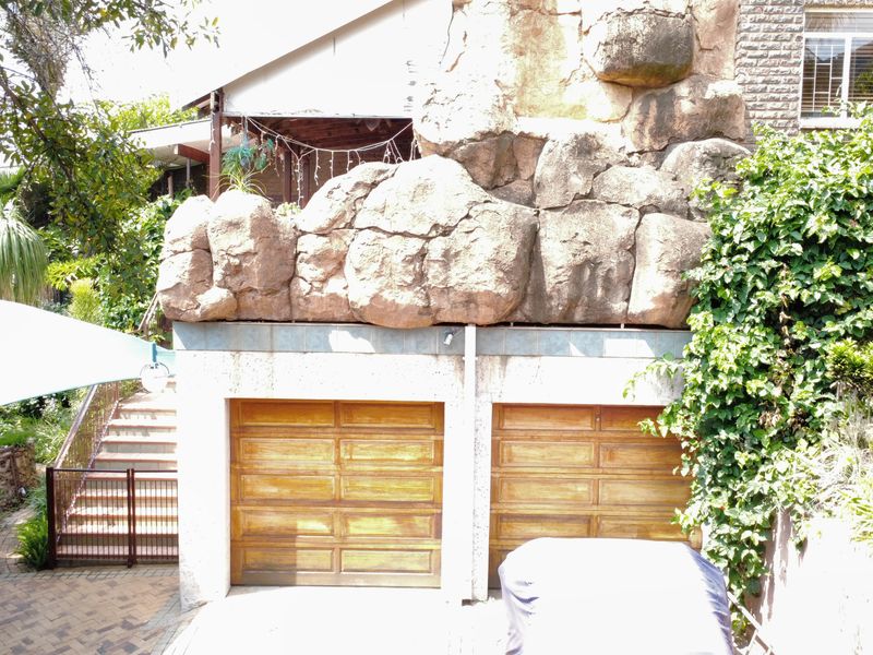 Spacious Multi-Dwelling Property Against the Magalies in Pretoria North - Photo 2