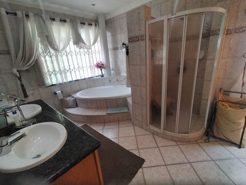 Spacious Multi-Dwelling Property Against the Magalies in Pretoria North - Photo 9