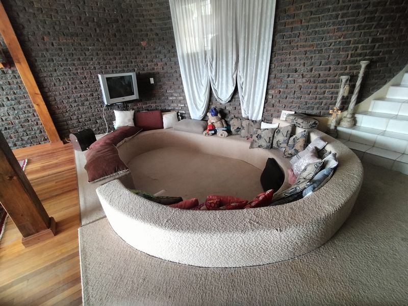 Spacious Multi-Dwelling Property Against the Magalies in Pretoria North - Photo 5