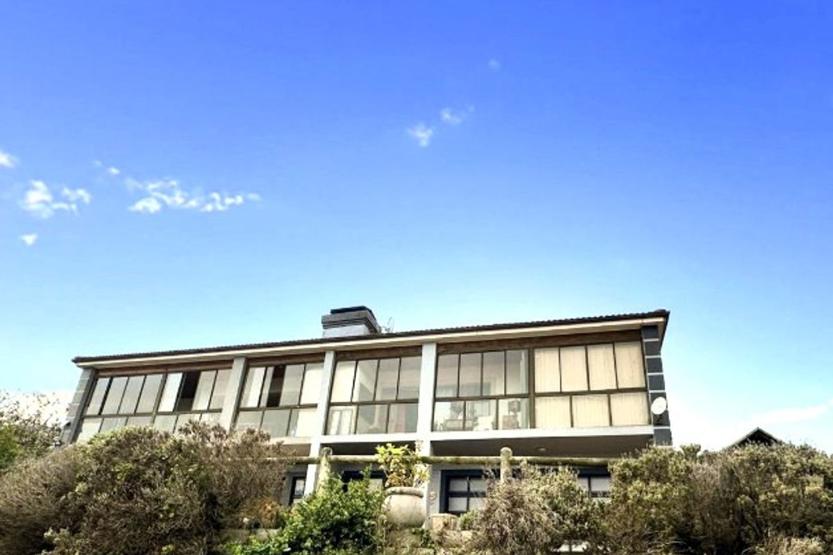 Exquisite coastal living with panoramic ocean views - Photo 3