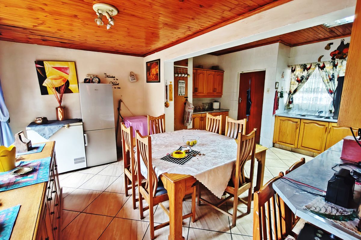 Stunning 3-Bedroom Family Home with Beautiful Garden, Pool & Separate 2-Bedroom Flat - Photo 4