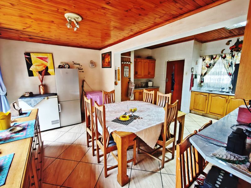 Stunning 3-Bedroom Family Home with Beautiful Garden, Pool & Separate 2-Bedroom Flat - Photo 4