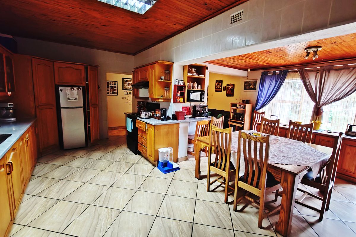 Stunning 3-Bedroom Family Home with Beautiful Garden, Pool & Separate 2-Bedroom Flat - Photo 2
