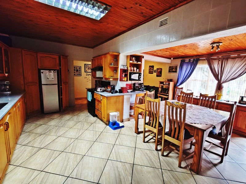 Stunning 3-Bedroom Family Home with Beautiful Garden, Pool & Separate 2-Bedroom Flat - Photo 2