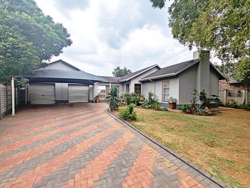 Stunning 3-Bedroom Family Home with Beautiful Garden, Pool & Separate 2-Bedroom Flat - Photo 1