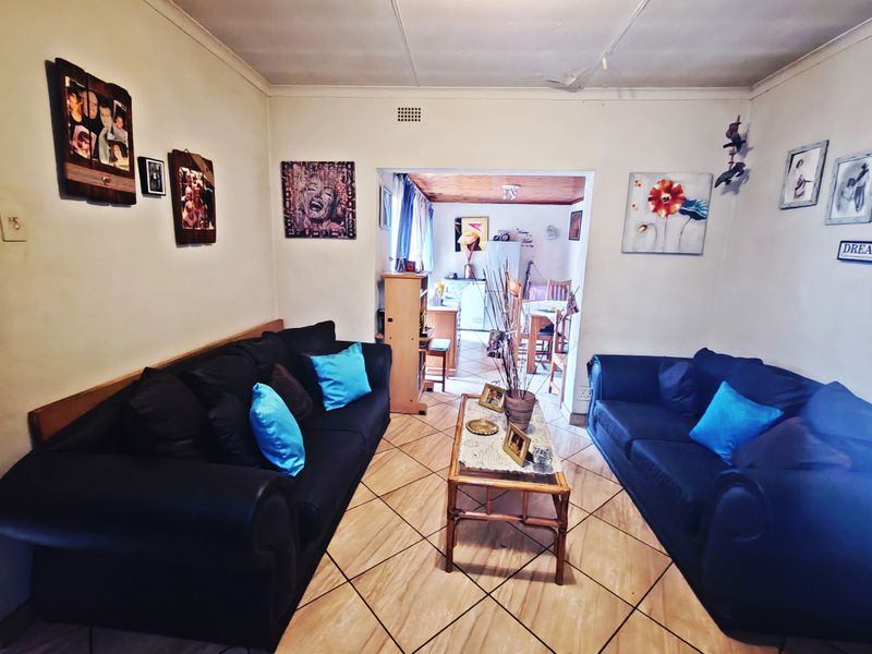 Stunning 3-Bedroom Family Home with Beautiful Garden, Pool & Separate 2-Bedroom Flat - Photo 9