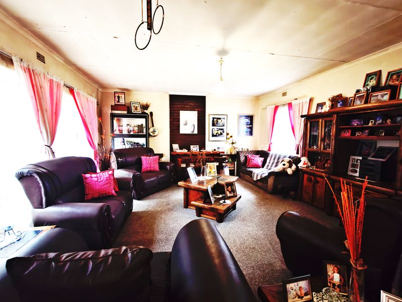 Stunning 3-Bedroom Family Home with Beautiful Garden, Pool & Separate 2-Bedroom Flat - Photo 8
