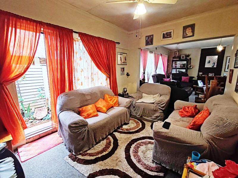 Stunning 3-Bedroom Family Home with Beautiful Garden, Pool & Separate 2-Bedroom Flat - Photo 7