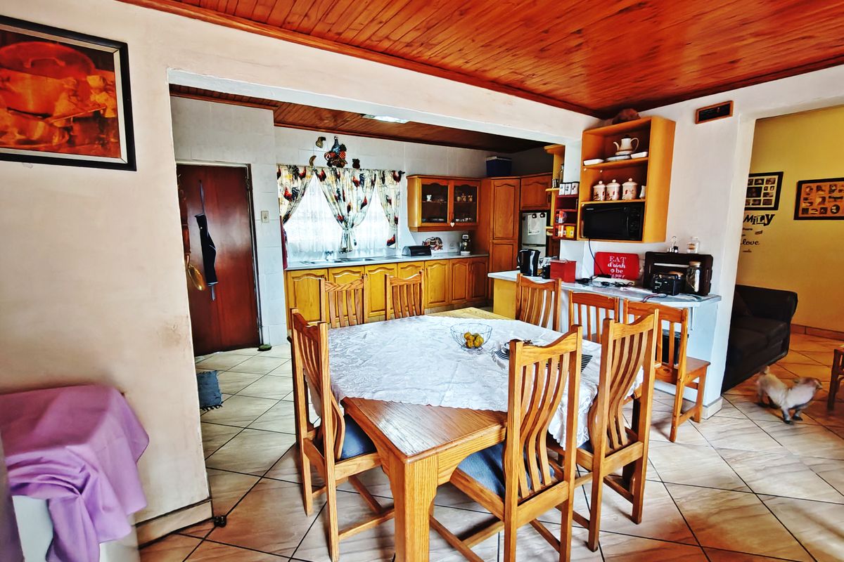 Stunning 3-Bedroom Family Home with Beautiful Garden, Pool & Separate 2-Bedroom Flat - Photo 5