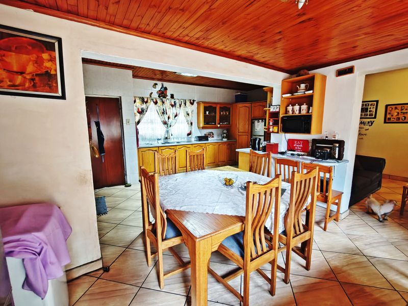 Stunning 3-Bedroom Family Home with Beautiful Garden, Pool & Separate 2-Bedroom Flat - Photo 5