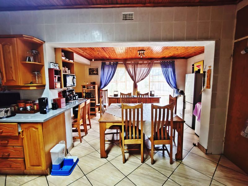 Stunning 3-Bedroom Family Home with Beautiful Garden, Pool & Separate 2-Bedroom Flat - Photo 6