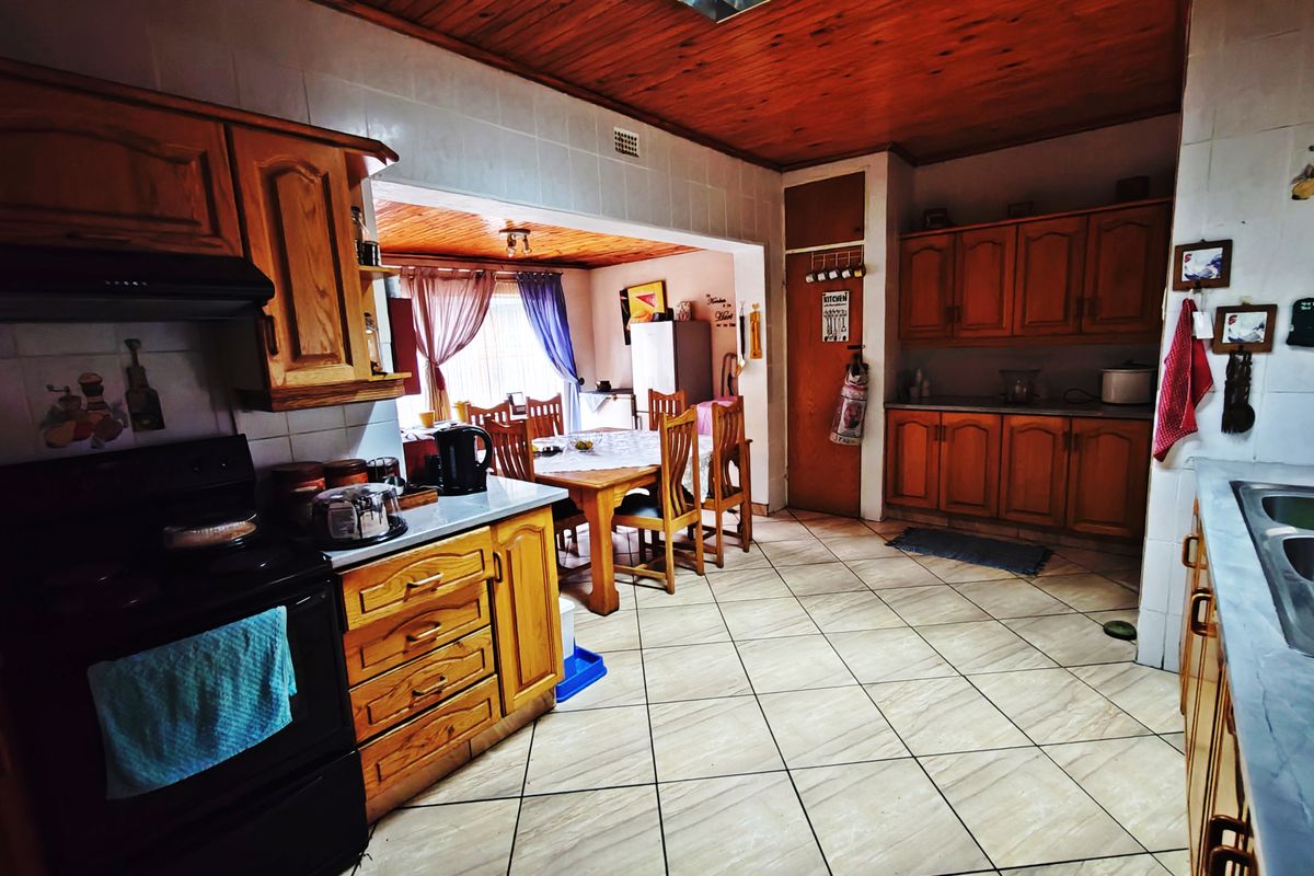 Stunning 3-Bedroom Family Home with Beautiful Garden, Pool & Separate 2-Bedroom Flat - Photo 3