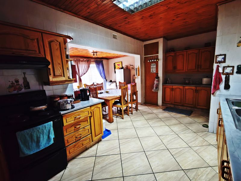 Stunning 3-Bedroom Family Home with Beautiful Garden, Pool & Separate 2-Bedroom Flat - Photo 3