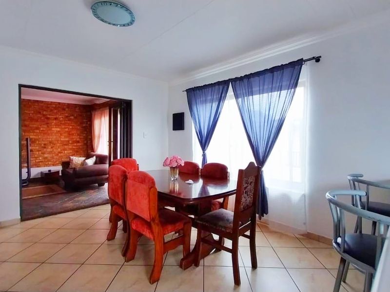 Ideal Investment Opportunity: 3-Bedroom Home with 3 Flatlets and Pool - Photo 9