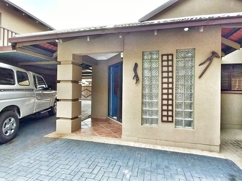 Ideal Investment Opportunity: 3-Bedroom Home with 3 Flatlets and Pool - Photo 6